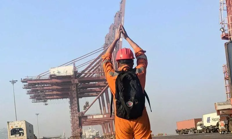 APM Terminals Mumbai staff’s  emotional goodbye to cranes