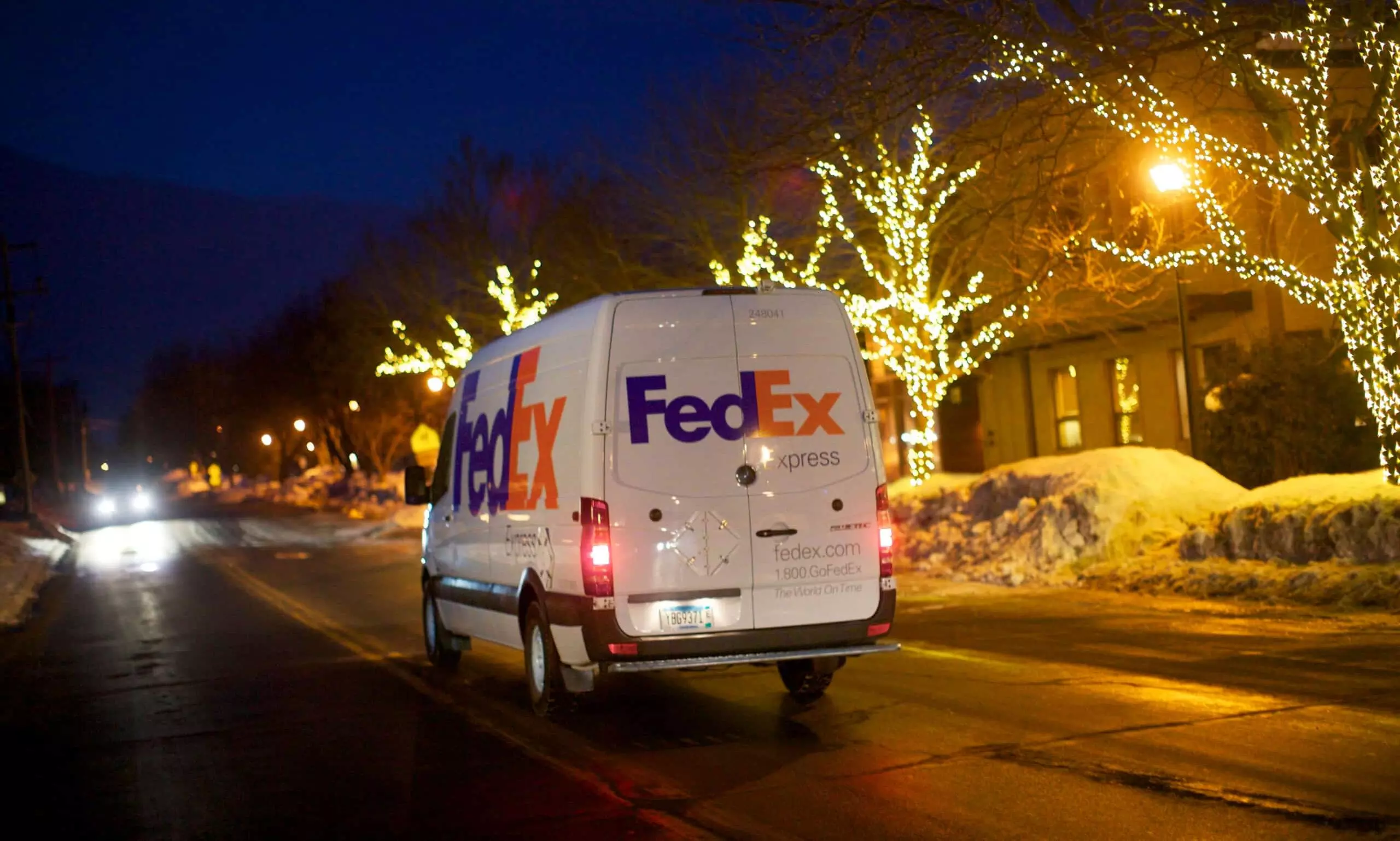 FedEx Q2 revenue down 3%, outlook muted