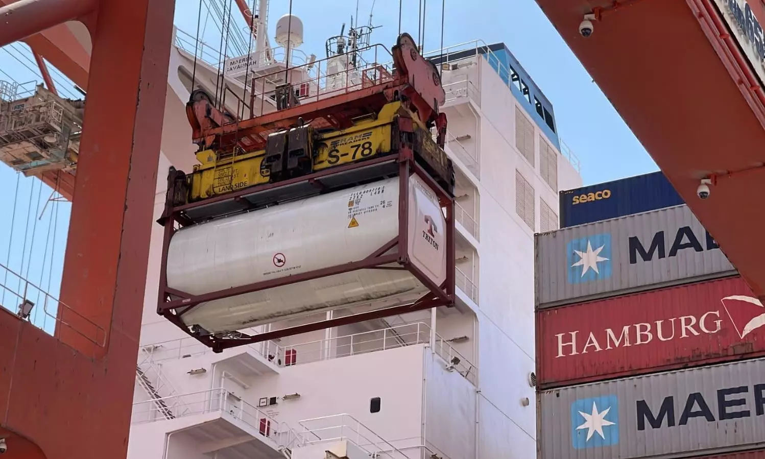 Maersk employees build system to deliver fresh water from vessels to ports