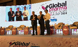 (L-R):  Tushar Jani, Group Chairman, Cargo Service Center; Dr Ravi Prakash Mathur, Vice President Supply Chain Management, Dr. Reddy’s Laboratories; Reji John, Editor, STAT Media Group. (L-R):  Tushar Jani, Group Chairman, Cargo Service Center; Dr Ravi Prakash Mathur, Vice President Supply Chain Management, Dr. Reddy’s Laboratories; Reji John, Editor, STAT Media Group.