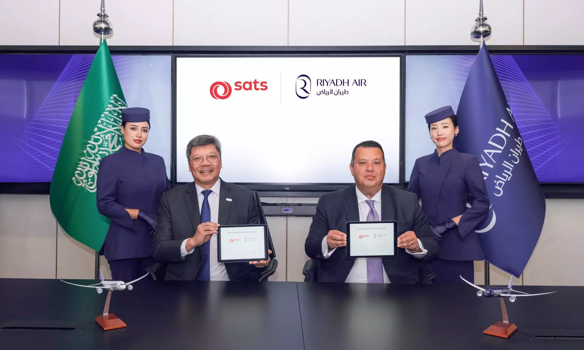 (L-R) Bob Chi, CEO of Gateway Services Asia Pacific, SATS and Adam Boukadida, Chief Financial Officer at Riyadh Air. (L-R) Bob Chi, CEO of Gateway Services Asia Pacific, SATS and Adam Boukadida, Chief Financial Officer at Riyadh Air.