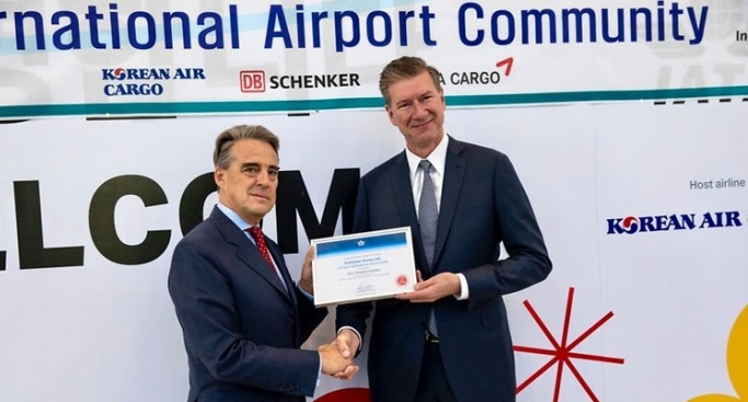 The certificate was presented by Alexandre de Juniac, director general and CEO of IATA, to Schenker Korea CEO Dirk Lukat.