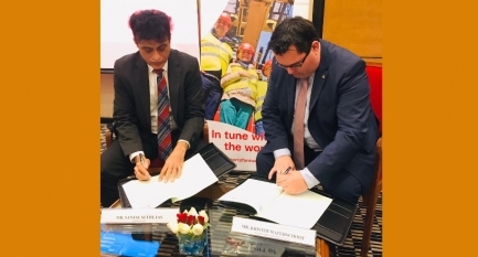 Sanjay Sethi, IAS, chairman, JNPT and Kristof Waterschoot, MD, APEC signs the MoU.