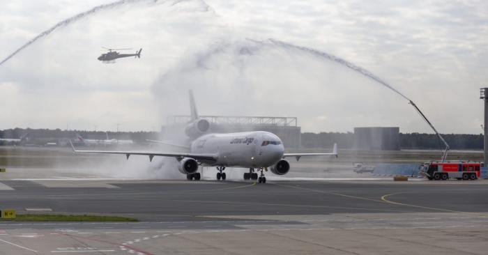 Lufthansa Cargo&#039;s last MD-11F was given a farewell on Sunday with a water arch by Frankfurt Airport Fire Brigade