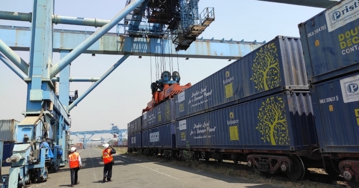 The dwarf container provides 67 percent increase in volume when double-stacked and can carry a weight of 71 tonnes, against 40 tonnes by an ISO container.