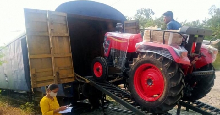 Railway minister Piyush Goyal shared the pictures and videos of moving the automobiles on to railways rakes at Maharashtra Railway minister Piyush Goyal shared the pictures and videos of moving the automobiles on to railways rakes at Maharashtra