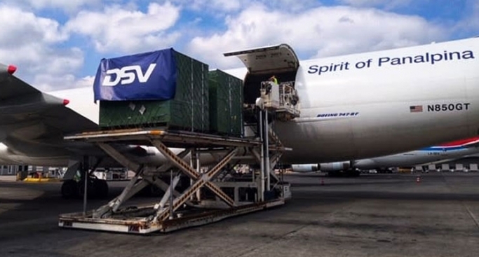 Luxembourg Findel Airport: aircraft engine parts are unloaded from the Boeing 747-8F.