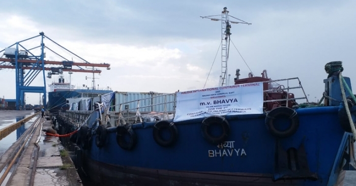 MV Bhavya was loaded with 48x20&#039; laden containers and 4x20&#039; empty containers.