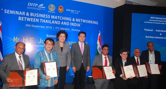 Deputy prime minister of Thailand and minister of commerce Jurin Laksanawisit (centre) oversaw the signing of the MoUs between Nikorn Likitwangpanich, THWA and Ashutosh Taparia, Bombay Industries Association